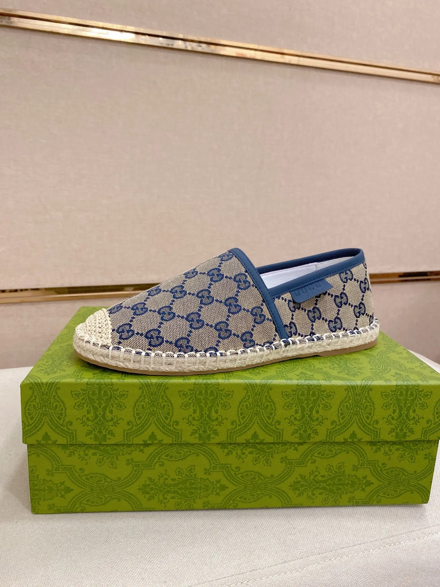 Factory price: 400💰High-quality GUCCI💫Men's latest slip-on Loaf casual shoes✔️The original version is available simultaneously at the counter and is a one-to-one replica🏍️Fabrics: Italian imported fabrics, pure hand-pulled threads, raw rubber breathable anti-slip outsole, breathable and comfortable lambskin lining, 100% comfortable density, original rubber outsole wear-resistant ✔️Code number: 38-44, you deserve it, (Note: 45 can be customized, non-refundable and non-exchangeable)